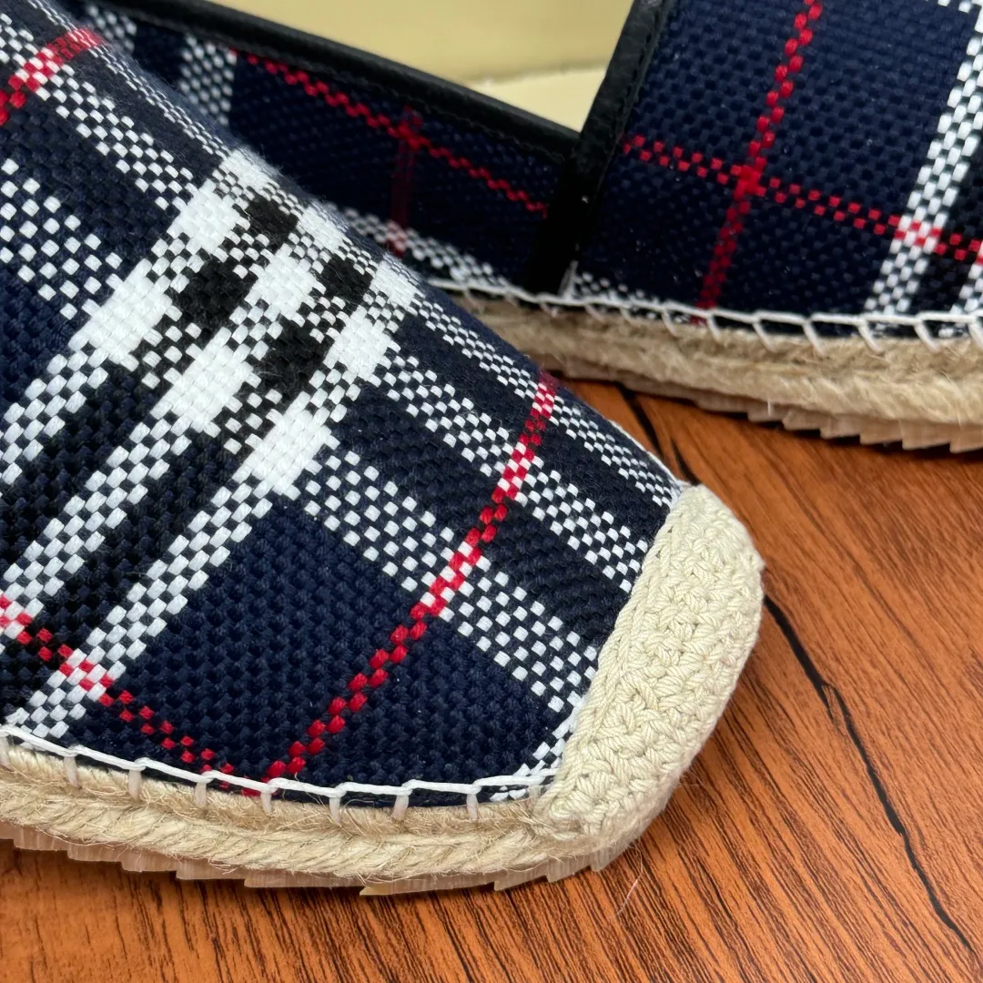 Batch 600 Burberry/Burberry new summer men's embroidered straw fisherman shoes, cool slip-on straw shoes! Encounter British fashion with Burberry espadrilles, a perfect blend of classic and fashionable. The unique printing on the upper is a manifestation of the brand's style. Every color and every pattern tells the story of England. Straw soles bring a natural texture, comfortable and chic. Whether you are strolling in the city streets or heading to the beach for vacation, it can add elegance and charm to you, easily become the center of attention, and start your own fashion journey. Classic knitted canvas upper, with thin calfskin lining suitable for summer, straw lining, genuine leather patch at the bottom of the heel, hemming technology, and Mark stitching details! Anti-slip rubber bottom layer, integrated injection molding of large LOGO letters and badges, multiple colors and styles to choose from, complete package! Size: 39-40-41-42-43-44 Normal size Item number: 2025-5 Knitted blue